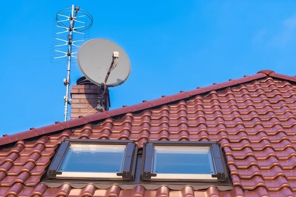 Tehnician instalând antenă satelit